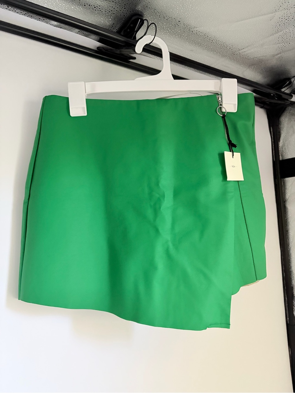 Tgla by Francesca’s Green Faux Leather Skort- Zipper Accent- Size M- NWT